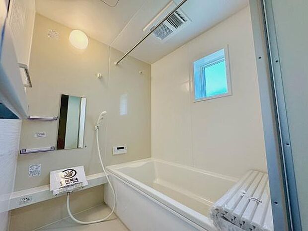 【浴室】浴室乾燥暖房機付きです。雨の日の洗濯物の乾燥やヒートショック対策としてもお使い頂けます。