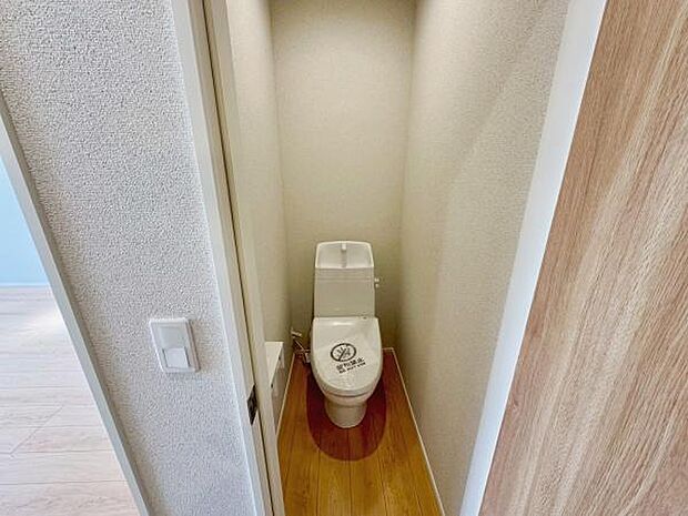 【1階 トイレ】衛生的な温水洗浄便座で快適にお使いいただけます。