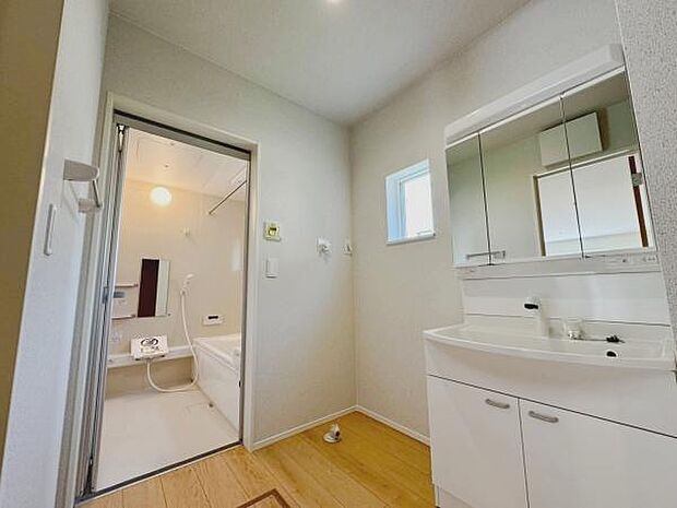 三面鏡の独立洗面台となっております。ストックなどを収納するのに便利な収納付きです◎