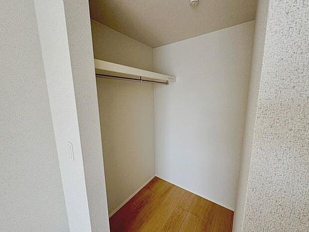 【2階 洋室 7,8帖 収納】ウォークインクローゼット。幅があるので衣類以外の物も収納いただけます◎