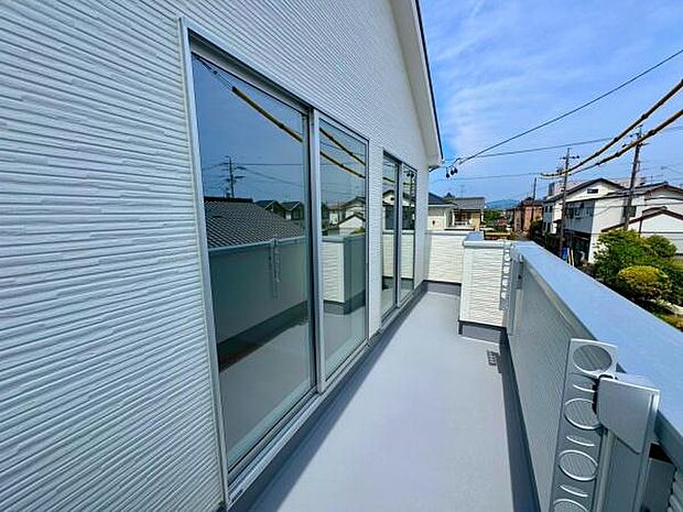 南向きワイドタイプバルコニーです!二部屋から出入りできます。