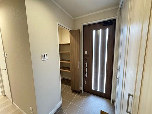 【玄関】木のぬくもりを感じる玄関♪シューズボックス、シューズインクローゼットつきで収納も豊富!/2号棟