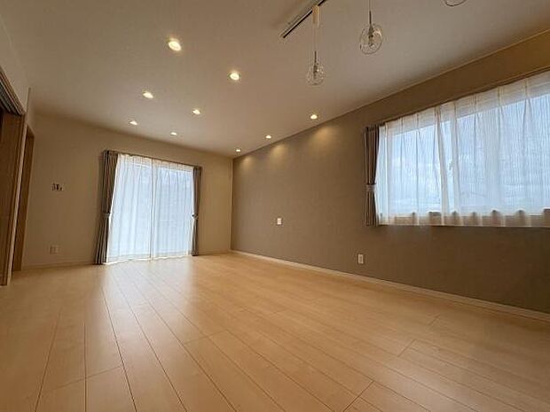 防犯面や子供が大きくなってからも安心なリビングスルー階段採用！