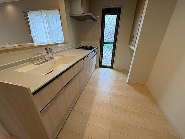 【対面式システムキッチン】食器洗浄乾燥機、三口コンロ、グリル、浄水器付きでお料理がはかどります♪