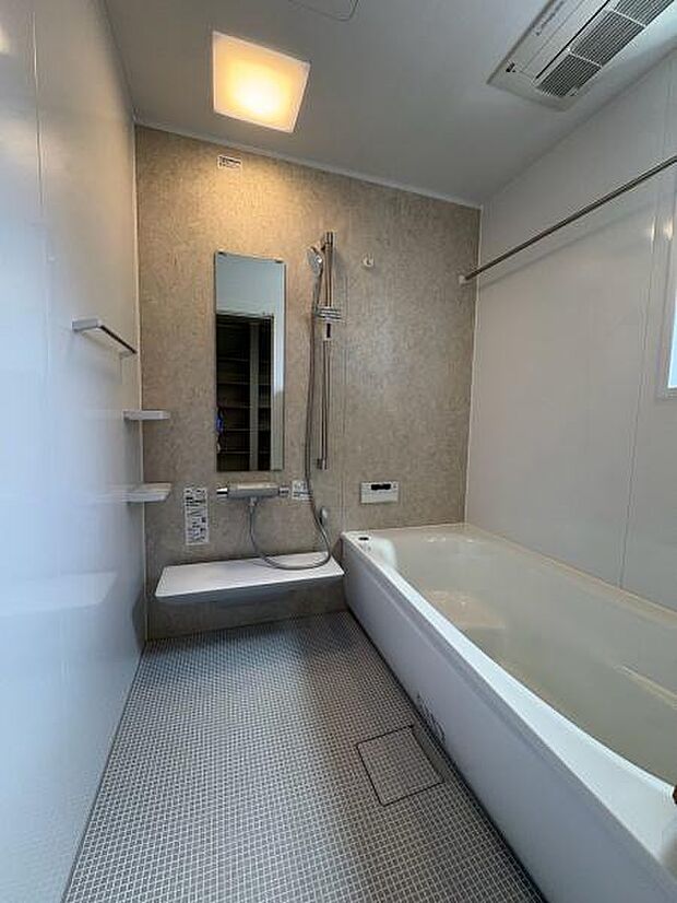 高級感のあるバスルーム♪浴室乾燥暖房機付きです。雨の日の洗濯物の乾燥やヒートショック対策としてもお使い頂けます。