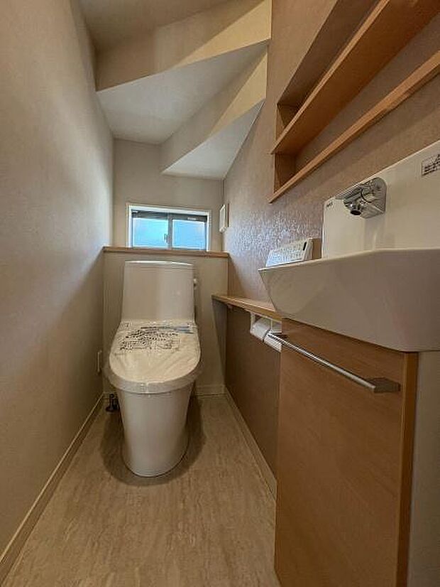 【1階 トイレ】衛生的な温水洗浄便座で快適にお使いいただけます。