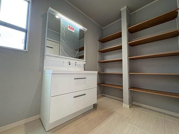 三面鏡の独立洗面台となっております。ストックなどを収納するのに便利な収納棚付きです◎