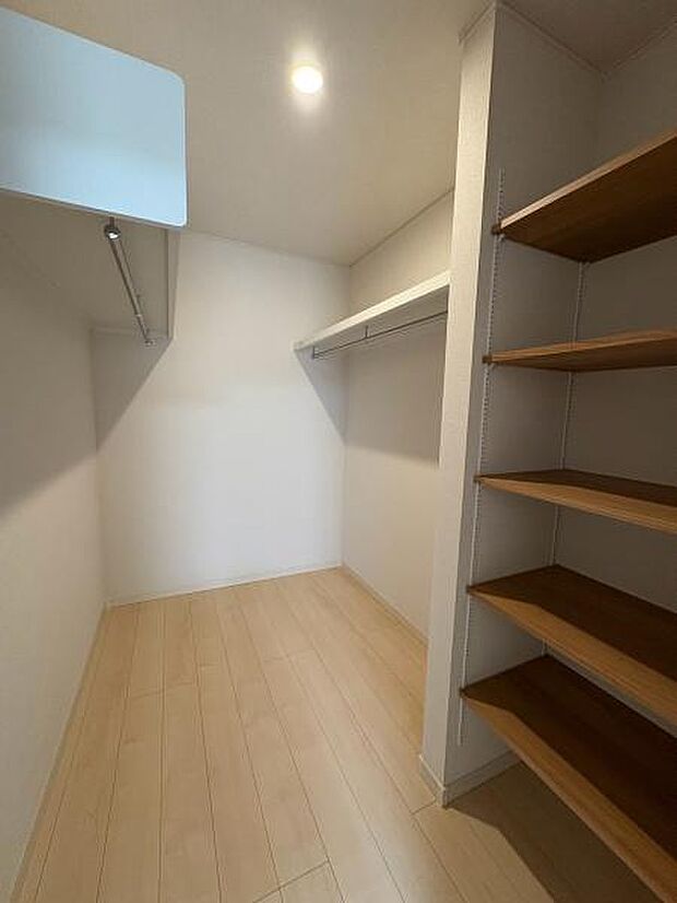 【2階　洋室　8帖　収納】可動棚付きウォークインクローゼット♪