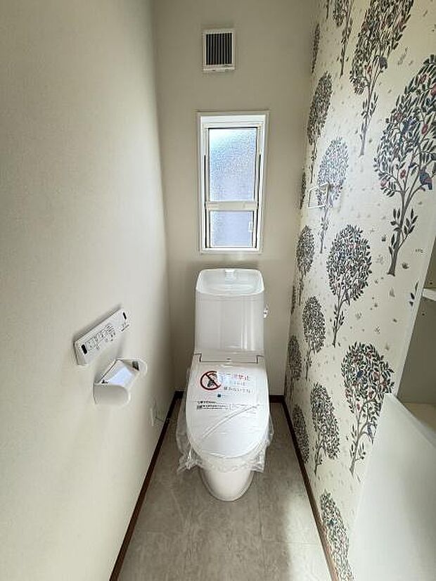 【2階 トイレ】衛生的な温水洗浄便座で快適にお使いいただけます。