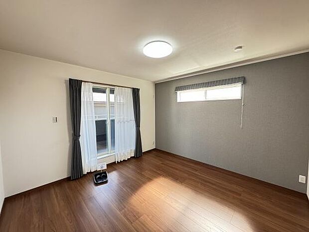 【2階洋室　南側8帖】南面のルーフバルコニーに面した洋室は日当たりも良くくつろぎの空間◎