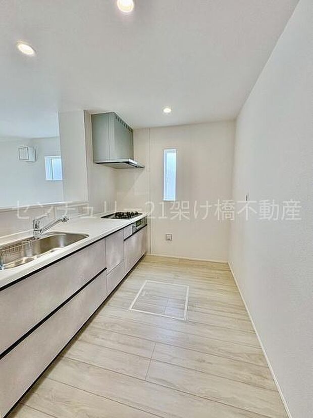 【対面式システムキッチン】三口コンロ、グリル、浄水器付きシンクでお料理が捗ります♪