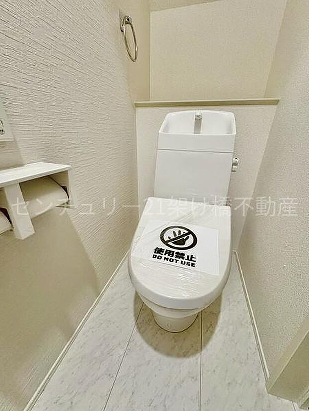 【1階 トイレ】衛生的な温水洗浄便座で快適にお使いいただけます。