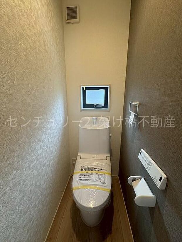 【2階 トイレ】衛生的な温水洗浄便座で快適にお使いいただけます。