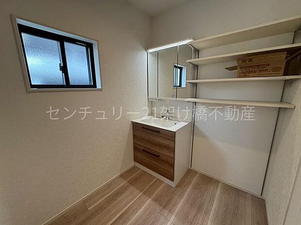 【洗面所】三面鏡の独立洗面台となっております。ストックなどを収納するのに便利な収納あり◎