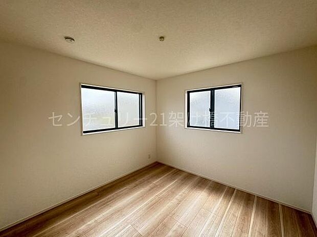 【2階　洋室　6.8帖】インテリアの映える白いお部屋♪