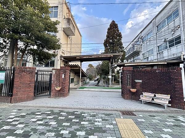 旭丘中学校まで1320m