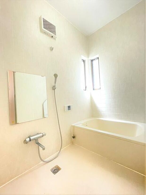 上品な色合いが魅力のバスルームは、ほっと落ち着く空間を作り出しています。広々とした浴槽で体を癒やしながら、疲れを取り除けるような仕様です！