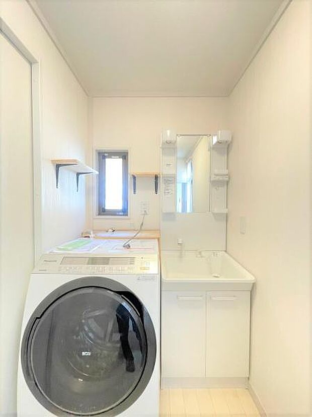 明るく清潔感のある色調で纏められた洗面室は、機能性に富んだ三面鏡の洗面台が特徴です！洗濯機置場も完備し、家事の動線も配慮されたデザインになっております。