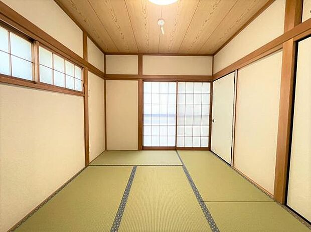 伝統的な日本情緒のある、温かみと落ち着きが感じられる和室です。お子様の遊び場や、来客時には客間としても活用できる、多様性をもつのが和室の魅力です。
