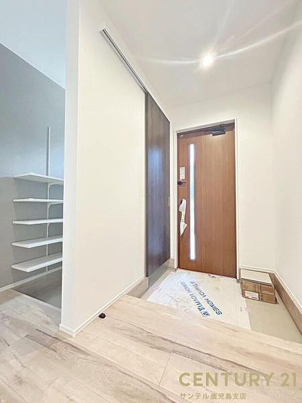 ご新居への出入り口になる明るい玄関には、たくさんの靴を収納できるシューズクロークが付いております♪いつも清潔感のあるすっきりとした玄関スペースを確保できますよ♪