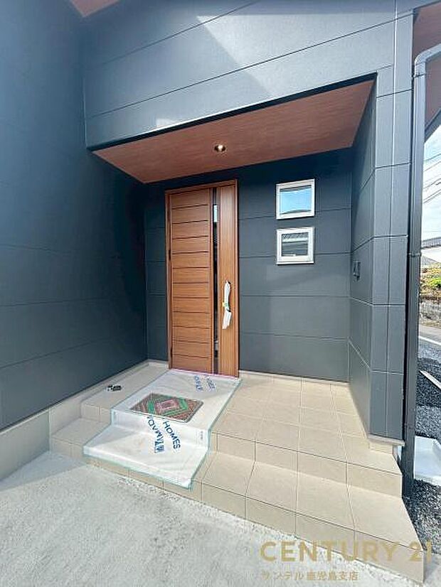 セキュリティ面でも安心なダブルロックドア玄関です♪屋根があるので、ちょっとした雨の日でも焦ることなく鍵や傘の開け閉めができます♪