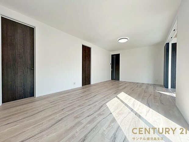 19.7帖のリビングです♪明るく、落ち着きのあるリビング♪ダイニングスペースも含めてゆとりのあるスペースで、ご家族でお食事や団らんしたり、ゆったりとしたご家族の時間を過ごせます♪