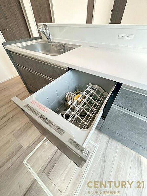 手荒れを防いで、家事の時間も削減できる食洗機付き♪高水温で洗浄をするので、衛生面的にも安心で♪片付けの時短にもなるので大活躍間違いなしです♪