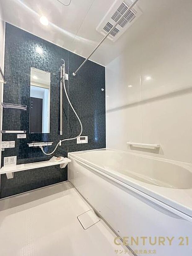 1日の疲れもゆっくり取ることのできる広々としたユニットバス♪浴室乾燥、涼風、暖房、換気システムが付いておりますので、快適なバスタイムを過ごせます♪