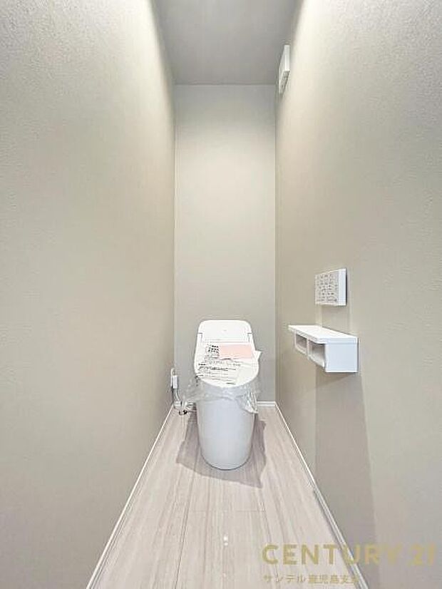 ウォシュレットが付いた広々として落ち着いた空間のお手洗いになります♪