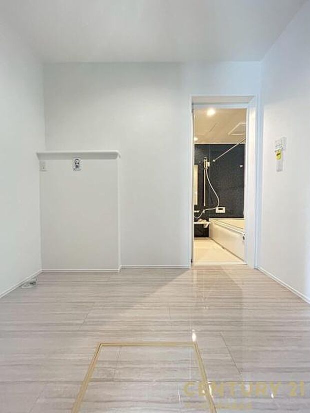 広々とした洗面脱衣所ですので、浴室乾燥を利用して洗濯物を室内干しすることも出来ます♪