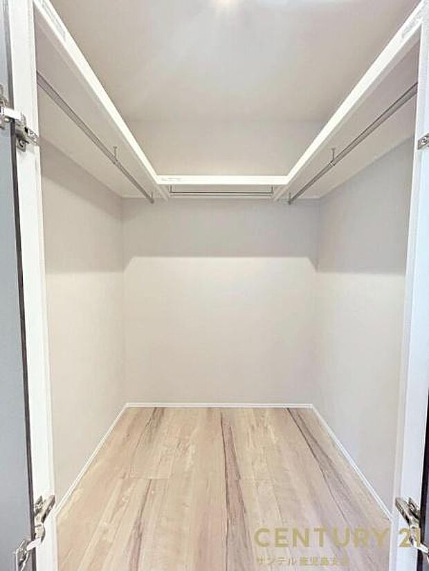 6帖洋室のウォークインクローゼットです♪丈の長いコートやスーツ、衣装ケースなどもクローゼットにそのまま収納でき、お洋服選びが楽しくなりますね♪