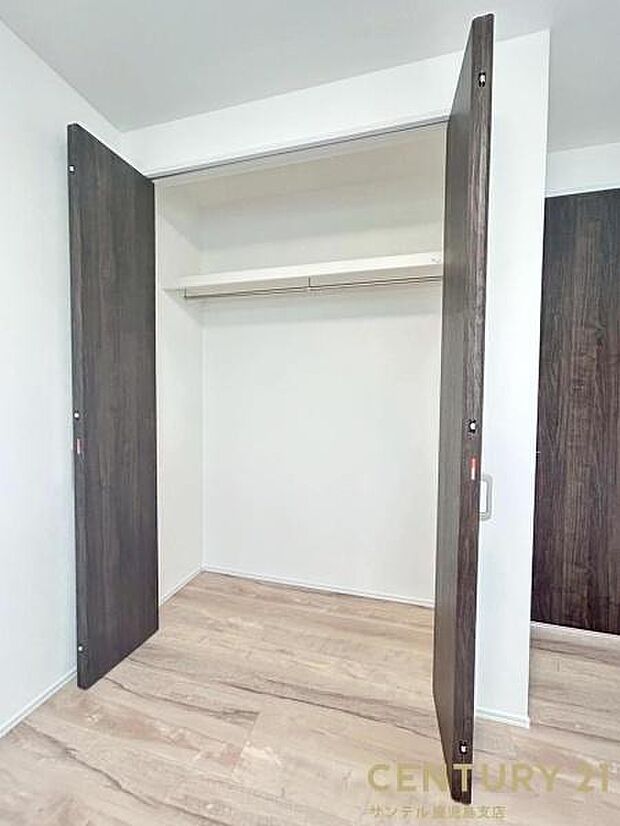 5.2帖洋室のクローゼットです♪丈の長いコートやお子様の制服、スーツなど収納でき、お洋服選びが楽しくなりますね♪