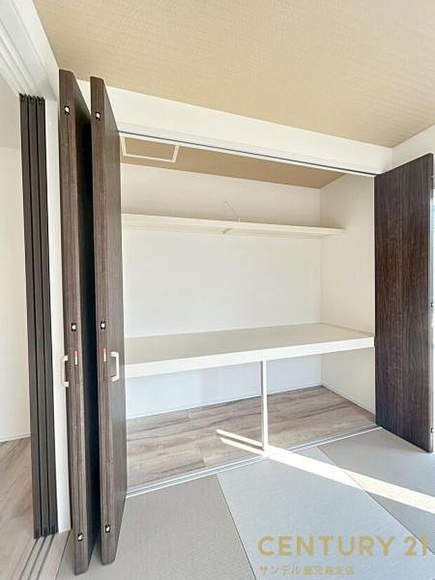 4.5帖和室の収納です♪和室にも収納スペースが付いておりますので、お客様用のお布団や、お子様のおもちゃも入れられます♪