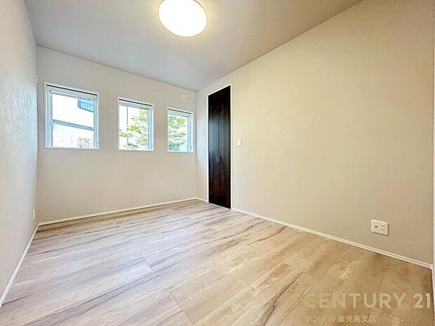 6帖の洋室です♪大きな寝具などを置いてもゆとりがあります♪しっかり日が差し込みますので気持ちの良い目覚めができる素敵な洋室になります♪