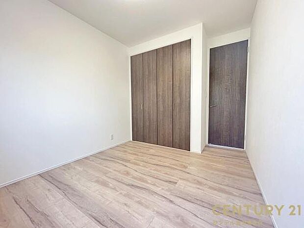 5.2帖の洋室です♪しっかり日が差し込みますので気持ちの良い目覚めができる素敵な洋室になります♪子供部屋にも十分使える仕様の洋室になっております♪