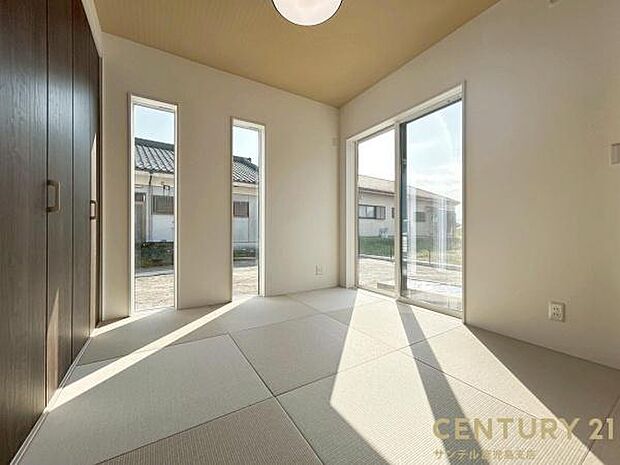 4.5帖の和室です♪リビング横に和室があることで和と洋の雰囲気を味わえ素敵な空間を演出でき、お子様の遊び部屋や客間としても利用できます♪