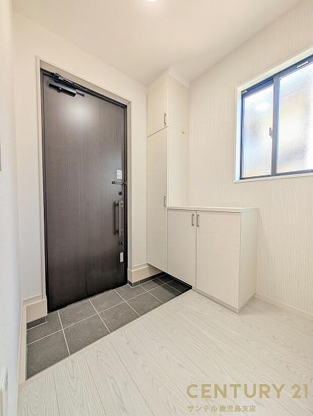 ご新居への出入り口になる明るい玄関には、たくさんの靴を収納できるシューズボックスが付いております♪いつも清潔感のあるすっきりとした玄関スペースを確保できますよ♪