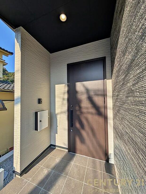 セキュリティ面でも安心なダブルロックドア玄関です♪屋根があるので、ちょっとした雨の日でも焦ることなく鍵や傘の開け閉めができます♪