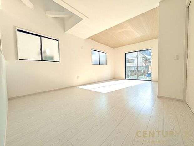 21帖の広々としたリビングです♪明るく、落ち着きのあるリビング♪ダイニングスペースも含めてゆとりのあるスペースで、ご家族でお食事や団らんしたり、ゆったりとしたご家族の時間を過ごせます♪