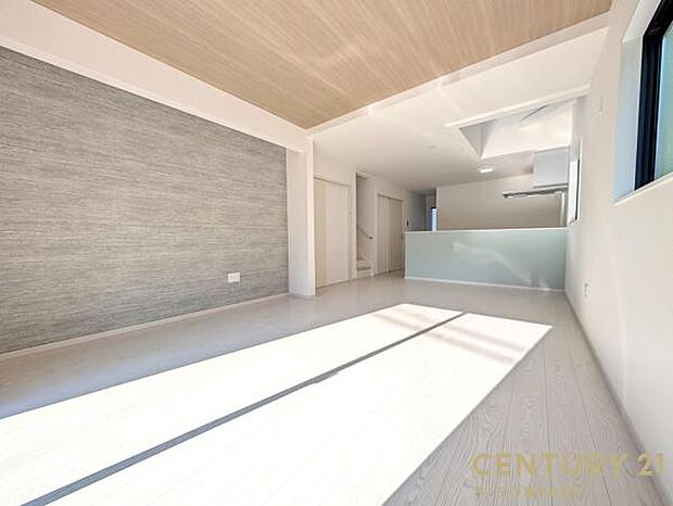 21帖のリビングです♪カウンターキッチンからリビングにいるご家族やお子様の様子が見えるので、コミュニケーションがとりながら、ご家族の大切な時間を共有できるリビングスペースです♪