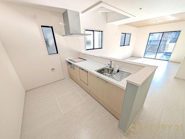 キッチンの天板には人工大理石を使用し、メンテナンスも楽です♪食器洗乾燥機やを標準装備♪カウンター付きで、リビングにいるご家族と会話を楽しみながらお料理が出来ます♪