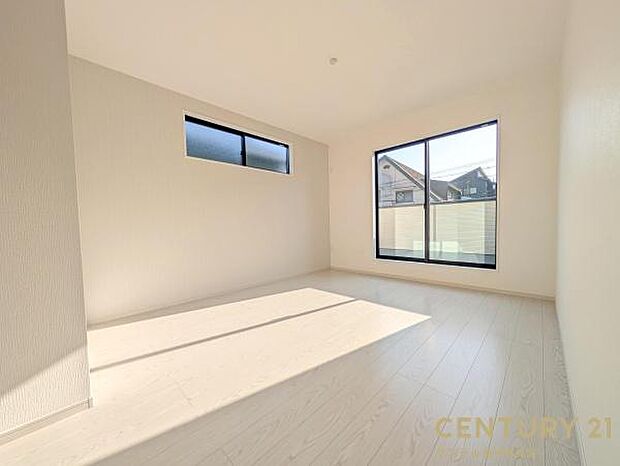 8.6帖の寝室です♪バルコニーとつながる寝室となっており大きな寝具やデスクなどを置いたりして趣味なども楽しめます♪二面から日が差し込みますので気持ちの良い目覚めができる素敵な寝室になります♪