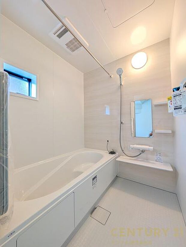 1日の疲れもゆっくり取ることのできる広々としたユニットバス♪浴室乾燥、涼風、暖房、換気システムが付いておりますので、快適なバスタイムを過ごせます♪