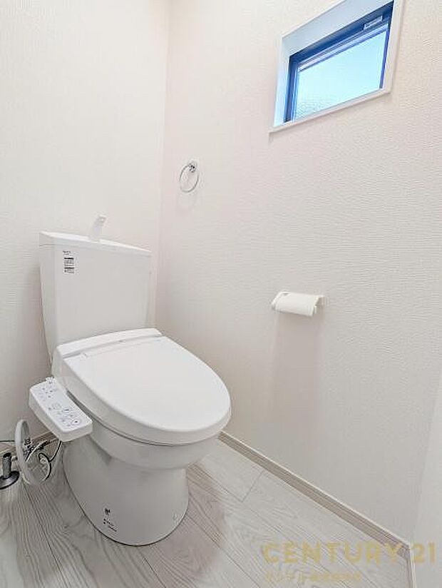 1階のウォシュレットが付いた広々として落ち着いた空間のお手洗いになります♪