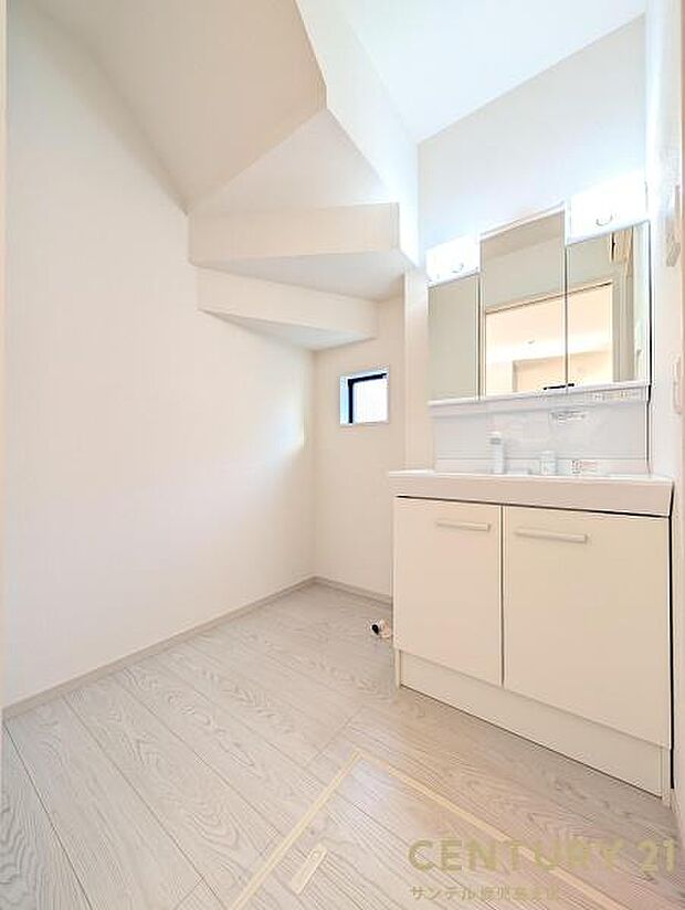 窓の付いた清潔感のあるシンプルな洗面脱衣所♪洗面台は、三面鏡の裏も収納スペースが付いており、シャワーヘッド付き!