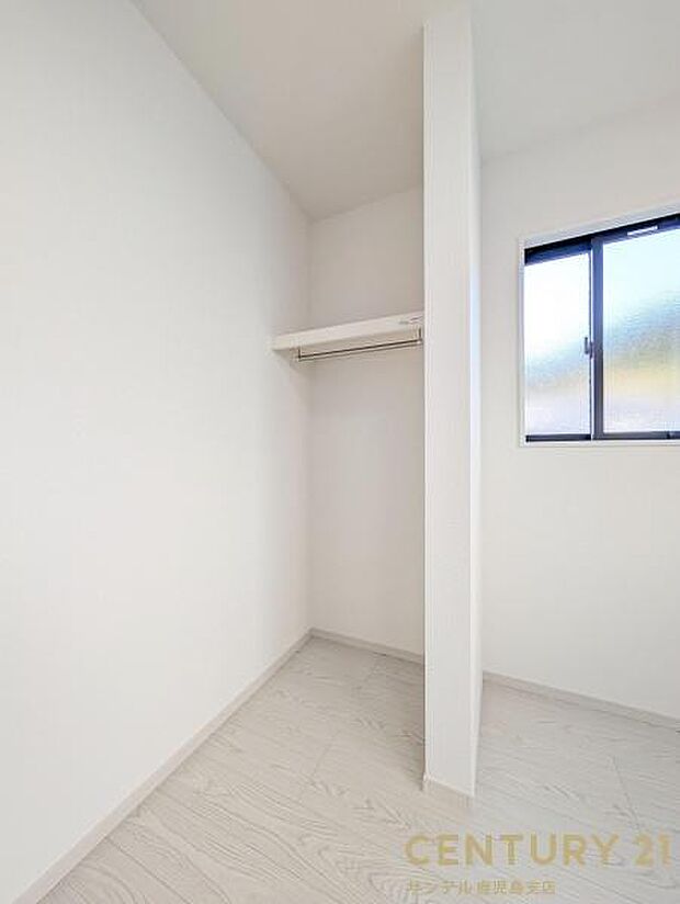 5.2帖子供部屋の収納スペースです♪丈の長いコートやお子様の制服、スーツなど収納でき、お洋服選びが楽しくなりますね♪