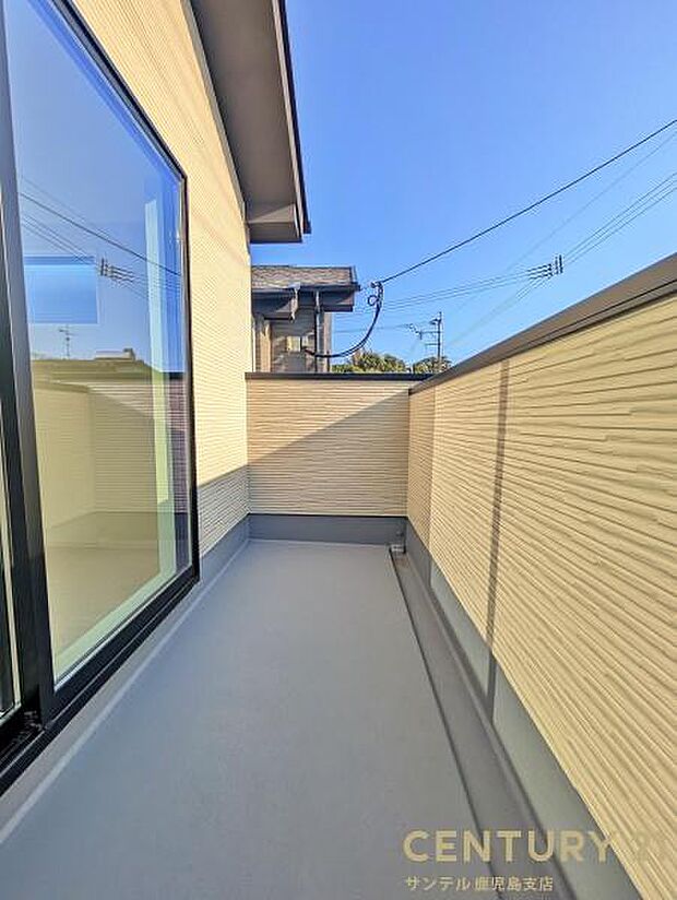 ぽかぽかした天気の良い日は、洗濯物を外で干すことが出来ます♪水栓も付いているので、バルコニーのお掃除も出来ます!