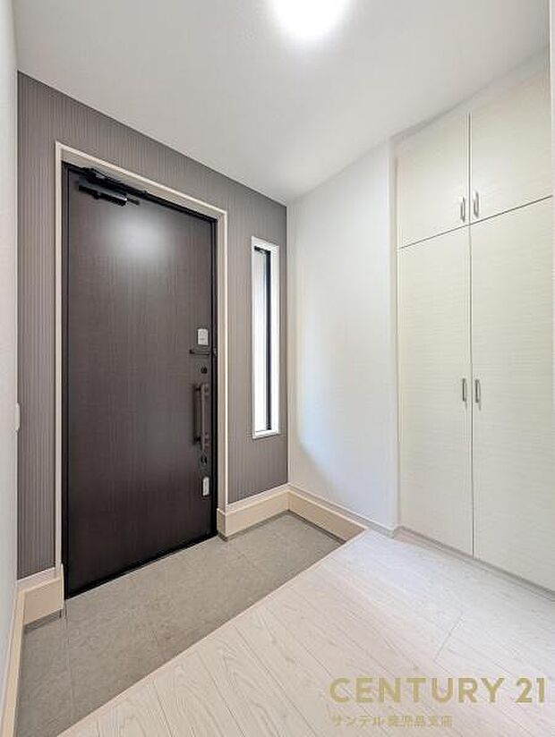 ご新居への出入り口になる明るい玄関には、たくさんの靴を収納できるシューズボックスが付いております♪いつも清潔感のあるすっきりとした玄関スペースを確保できますよ♪