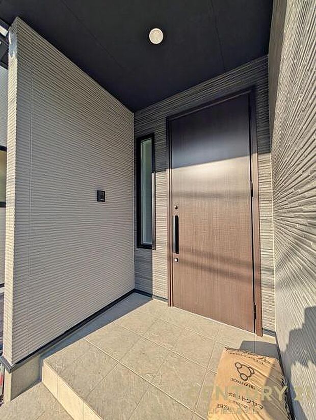 セキュリティ面でも安心なダブルロックドア玄関です♪屋根があるので、ちょっとした雨の日でも焦ることなく鍵や傘の開け閉めができます♪
