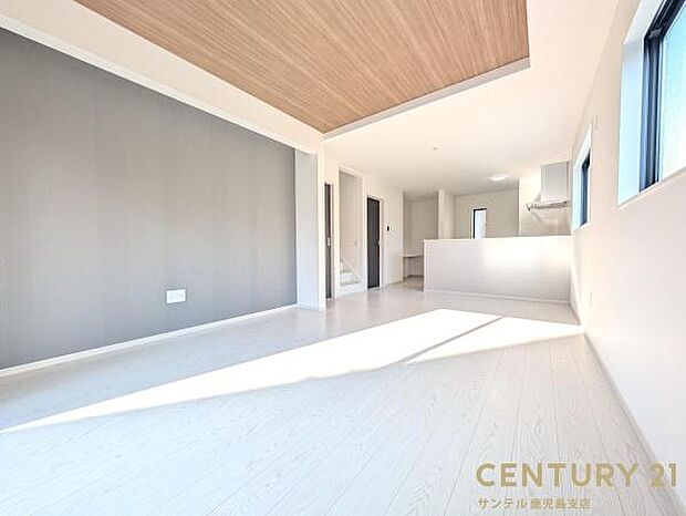 18.1帖のリビングです♪カウンターキッチンからリビングにいるご家族やお子様の様子が見えるので、コミュニケーションがとりながら、ご家族の大切な時間を共有できるリビングスペースです♪